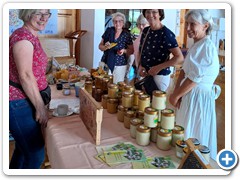 Stefanie Kröger mit interessierten Besucherinnen