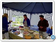 Ausstellung 2022_10 Waltraud Müller und Elke Stark hinter der Kuchentheke